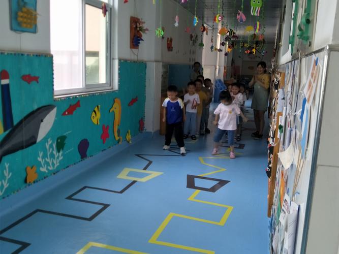《让幼儿在游戏中得到更好地发展》 ——幼儿园走廊游戏 邹城市第二