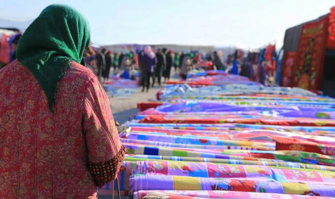 绿头巾花棉袄,大婶的气场很强大