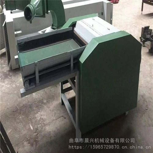 新型开松机毛绒玩具松棉机充棉一体机 由于纺纱原料的种类繁多,纤维