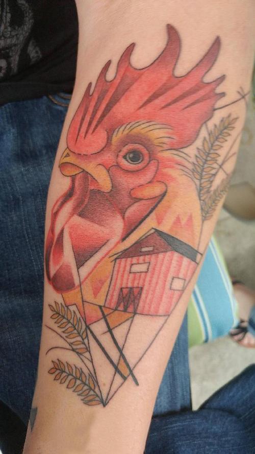 男生手臂上彩绘渐变点刺几何线条建筑和小动物公鸡纹身图案