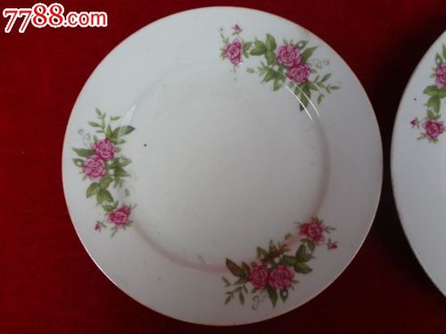 七十年代景德镇出口瓷粉彩老瓷盘2只,款识为当时红黑两种不同颜色的