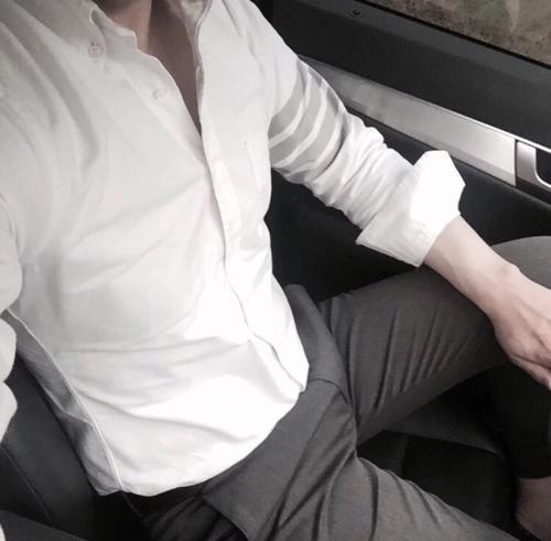 沉稳绅士西服男生头像