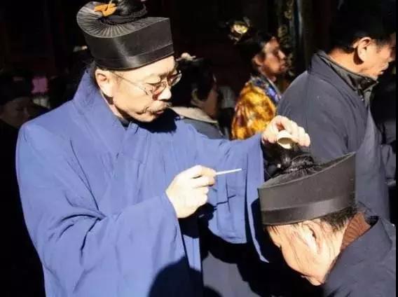 而在皈依道教之后, 想成为一个真正的全真道士,冠巾是一定要经历的.
