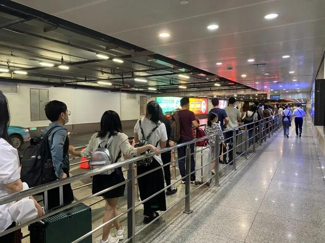 直击返程高峰深夜12点的虹桥火车站情况如何