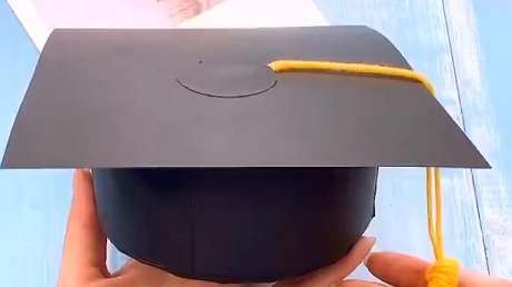 毕业季手工折纸,做一顶迷你学士帽,可以用来装饰小礼物!