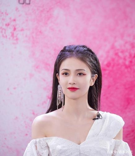 新的白鹿活动风格,简单黑白色搭配,一对长腿非常抢眼