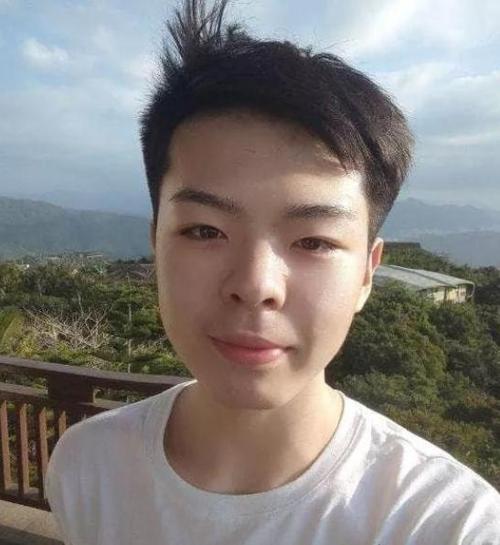 刘学州生前照片曝光独自在街边吃饭火化时亲生父母未到现场