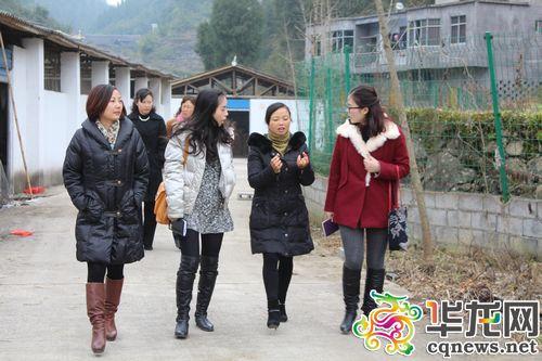华龙网记者在现场采访陈爱华的养鸡场.彭水县妇联供图 华龙网发