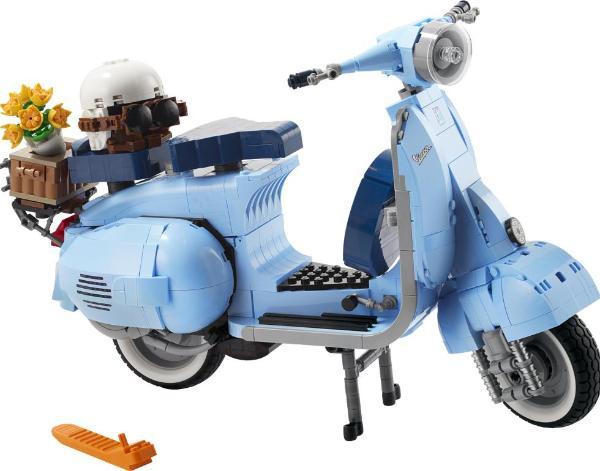 乐高联合vespa推出经典车款vespa125经典粉蓝色重温1960年代义大利