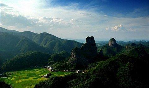 九嶷山,又名苍梧山.位于中国湖南省南部永州市宁远县境内.