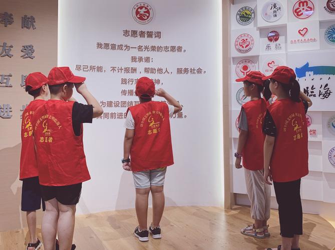 首先是小红萌们宣誓志愿者誓言!