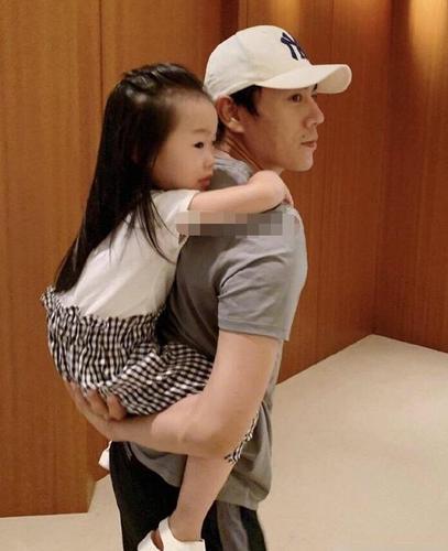 伊能静晒女儿小米粒照片,眼睛被网友指出问题:赶紧送