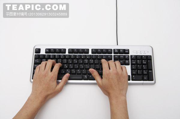 [双手敲黑色键盘]