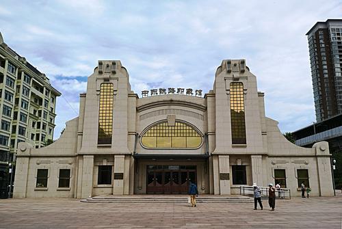 老干部参观中东铁路印象馆