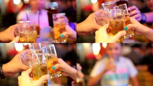 在聚会上大家一起干杯