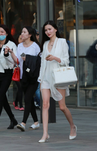 街拍:性感美女太敢穿,真空上阵.网友:后背不冷吗