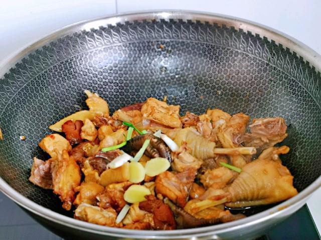 家常红椒烧鸡块,做法简单,鸡肉鲜嫩不柴,全家老小爱吃