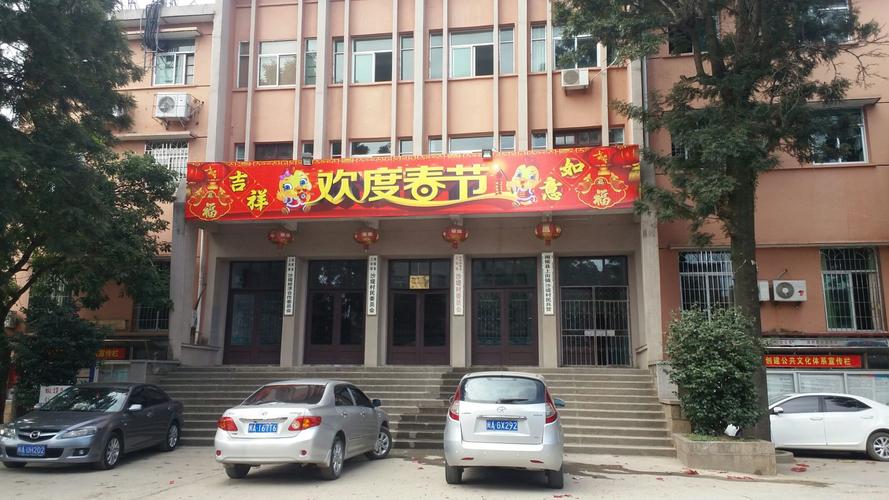 大王庙隔壁的沙堤村委会比往日多了一条横幅标语"欢度春节"