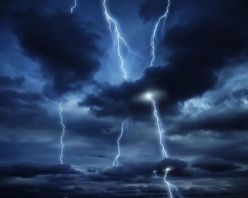 睡前故事天上为什么会打雷闪电