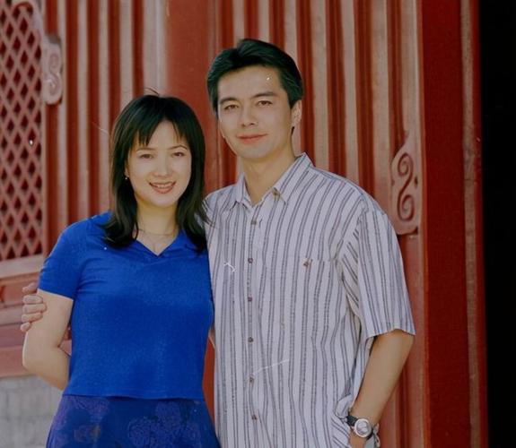 许亚军的前两任妻子分别是黄建萍,张晞.这两个人因为是闪婚闪离.