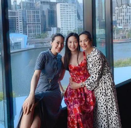 甄子丹老婆祖孙三代同框照曝光女儿颜值完胜妈妈汪诗诗