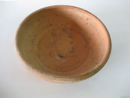 汉代陶盆,盆里一条鱼,线条美丽,胎质坚润,非常不错