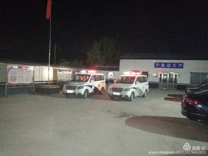 石口派出所民警晚上全所人员出动,对辖区进行排查.