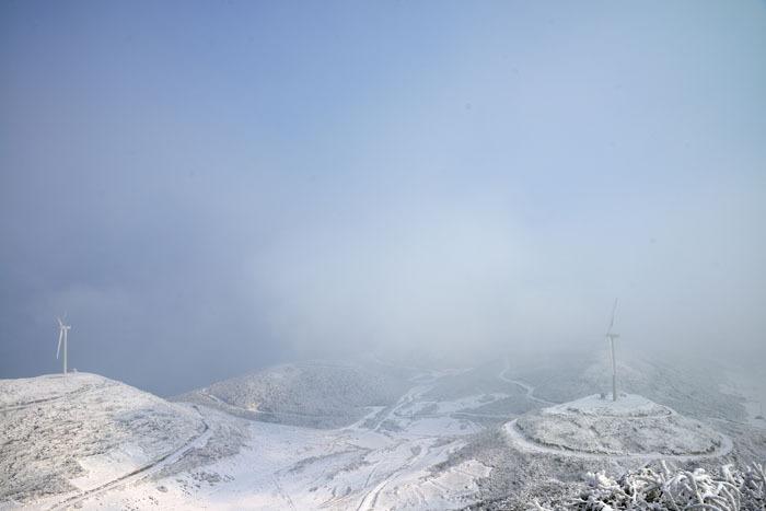 湖北利川齐岳山雪景