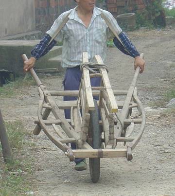 农村干活的重要运输工具,便于在田埂小道上推行.