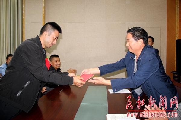 奖励人民币2000元,并倡议全县广大人民群众以马海燕