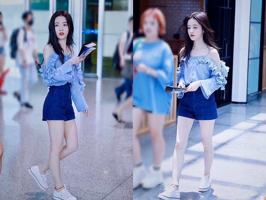 鞠婧祎大胆穿露肩衣,搭配高腰热裤,159cm也能穿出大长腿!