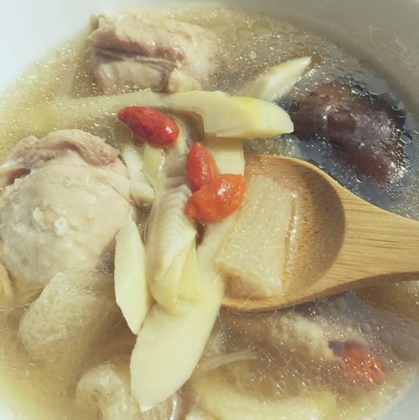 香菇春笋煲鸡汤