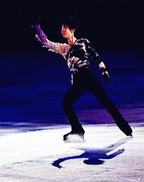羽生结弦天鹅展翼!十年后,冰湖上的小白鸟含泪再现!