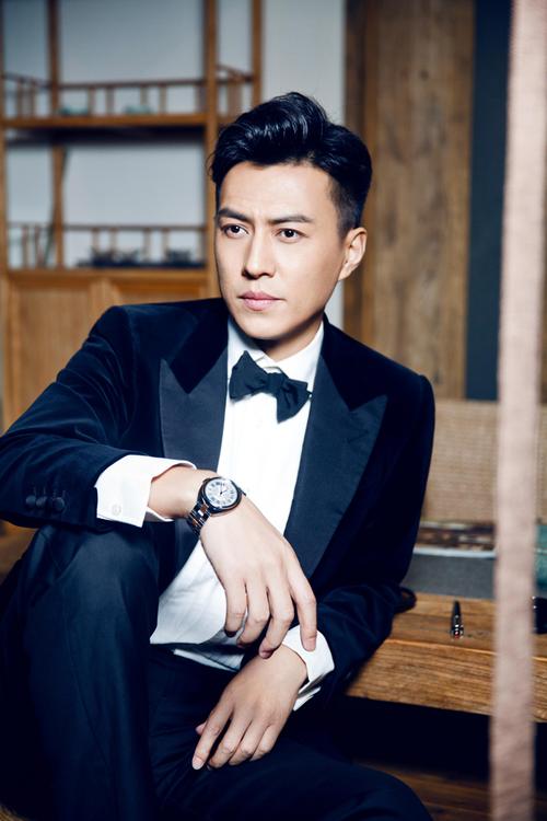 靳东演绎日常穿搭,18k玫瑰金与精钢