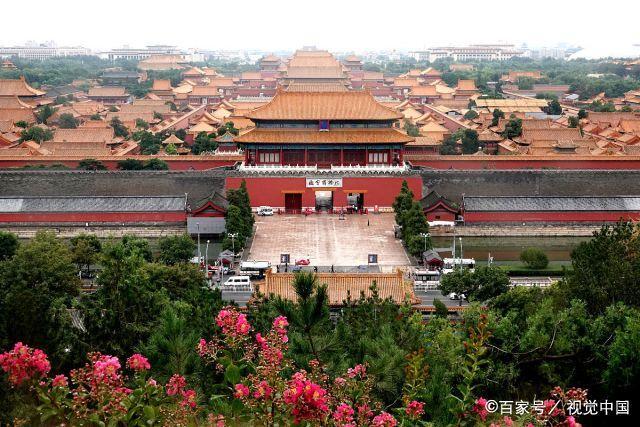 大雨过后 从景山俯瞰北京城美景远处山上的云雾清晰可见