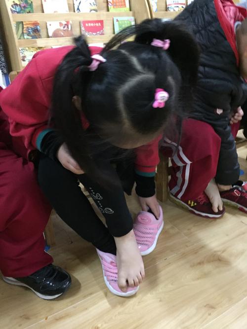 【黄屯中心幼儿园】自己穿脱鞋袜——小三班