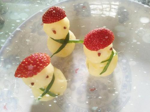 哈哈,用蒸熟的土豆泥做出小雪人的造型,可爱又美味,当作宝宝午睡醒来