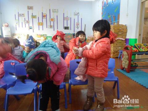 13  学会自己穿衣服:幼儿园的小朋友很多,老师顾不得那么多孩子的