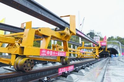 郑万高铁重庆段铺轨