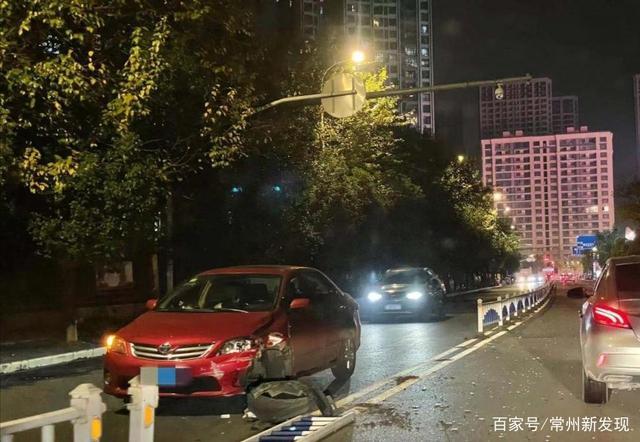 常州天街附近一轿车撞护栏,前车轮都掉了