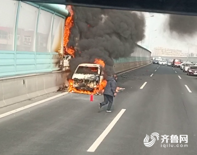 高架桥上货车自燃济南消防紧急扑救