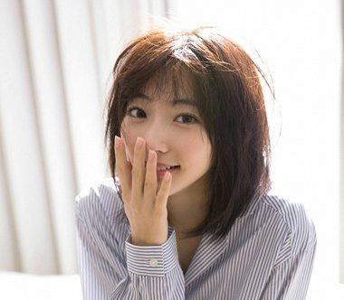 初中女生齐肩短发发型,发尾笔直,是学生头的短发款式,但将两边的头发