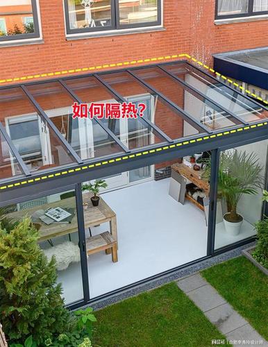 夏天院子里玻璃房太热待不住房顶做遮阳隔热全家经常在这乘凉