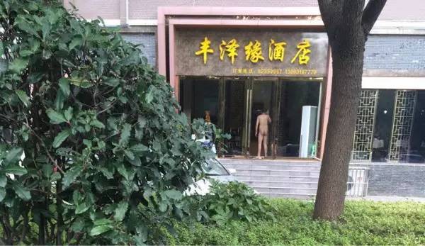 网曝金坛金水湾一小区附近惊现14岁少年裸奔!