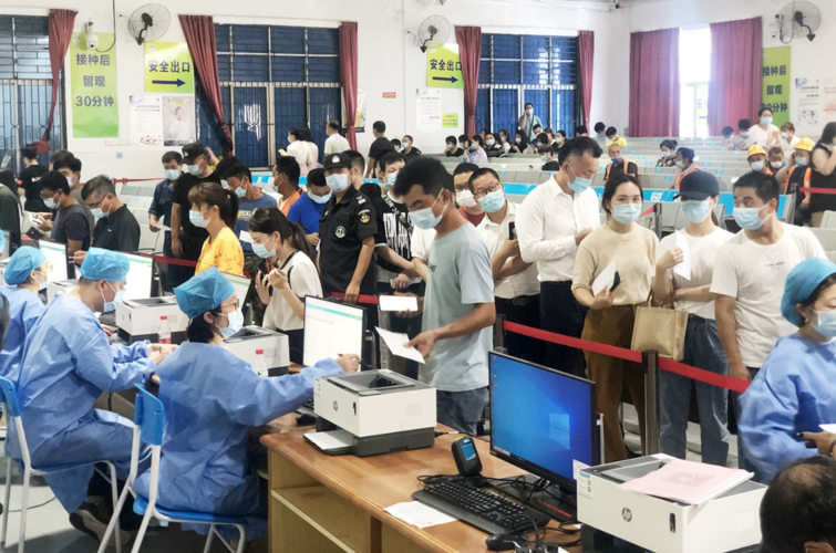 居民在南山街道南园社区文体中心新冠疫苗临时接种点排队登记打疫苗