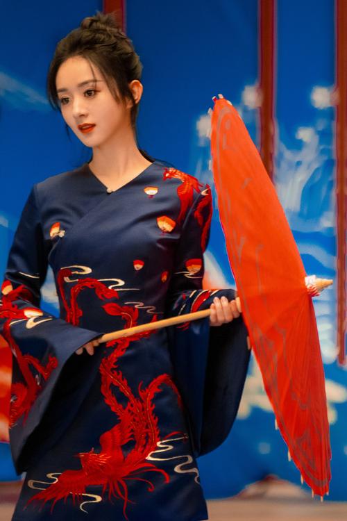 "昭和美女"赵丽颖再穿旗袍,丸子头锦鲤旗袍活泼灵动,一不小心又被美到