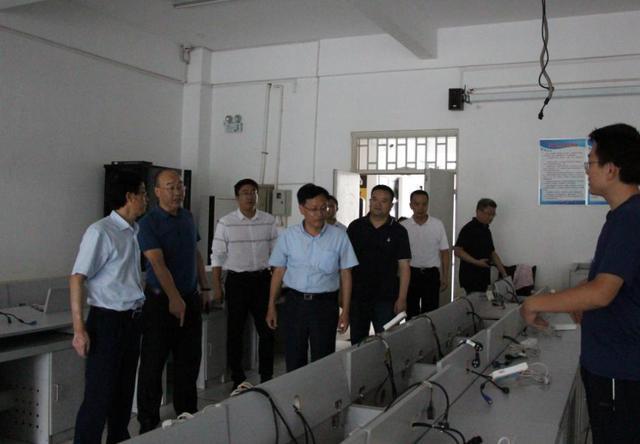 成都市教育局局长刘强一行到金堂中学视察灾后恢复情况