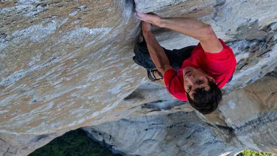 焦头烂额之时,总是浮现free solo《徒手攀岩》里alex攀岩时的镜头▼