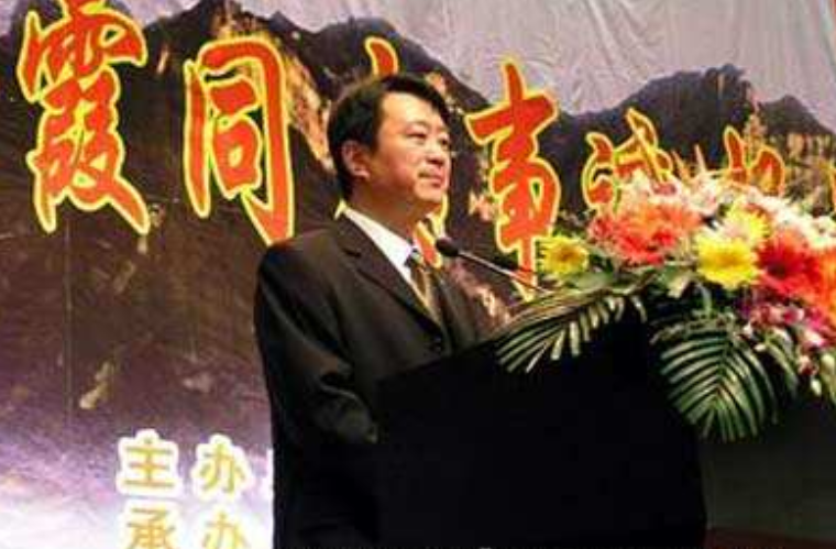 任长霞牺牲后,律师丈夫继承遗志,4年后累倒与妻合葬,年仅45_卫春晓