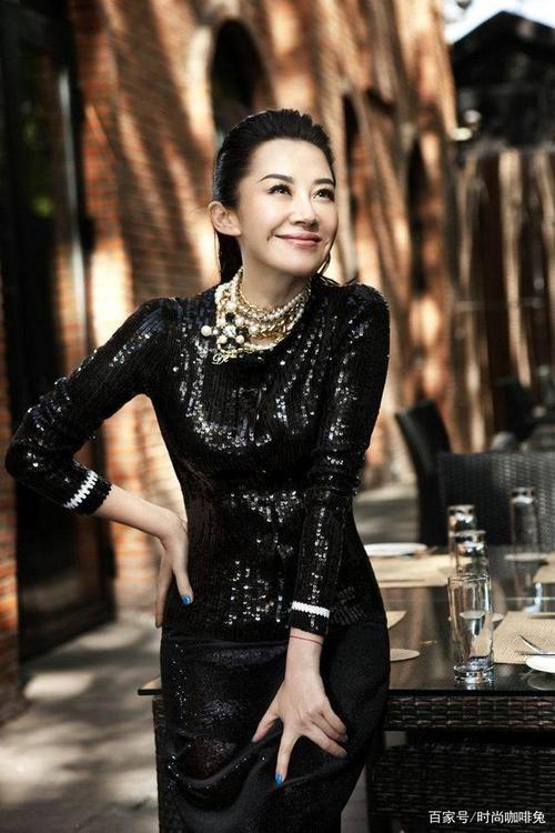 娱乐圈的美女常有,不老女神也常有,但是50 依然清纯的美女真的不常有